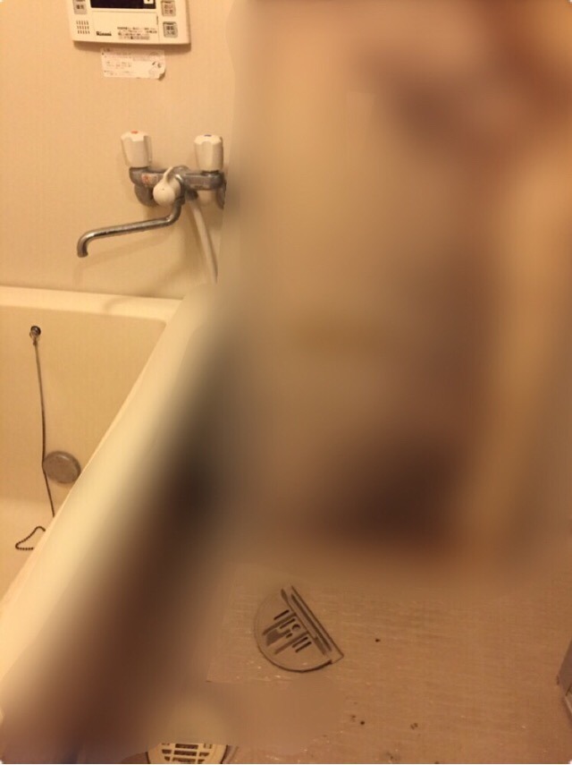 ィィギャァァァァアアアア!!!　　マンションの浴室エプロン掃除体験。