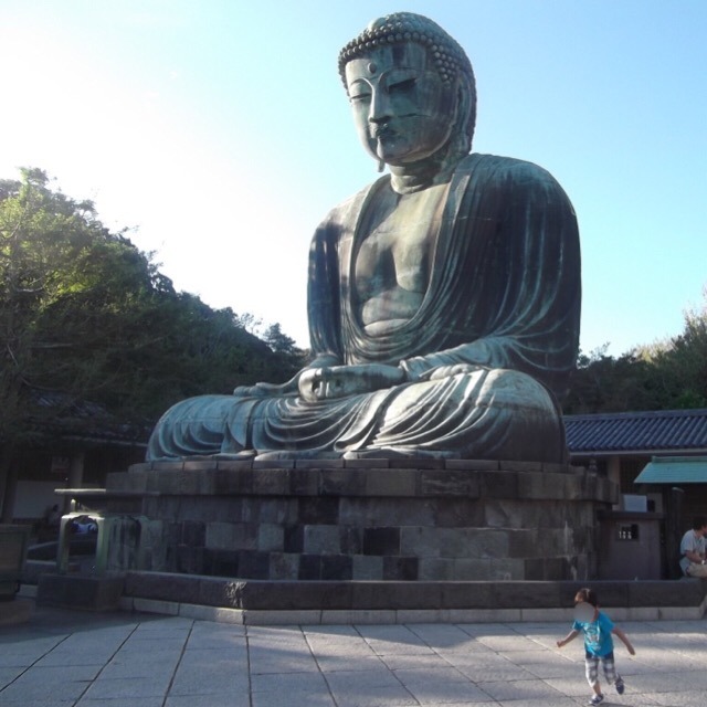 【鎌倉大仏殿「高徳院」】　国宝の大仏！　津波で大仏殿が流されたため、青空の下にある大仏。