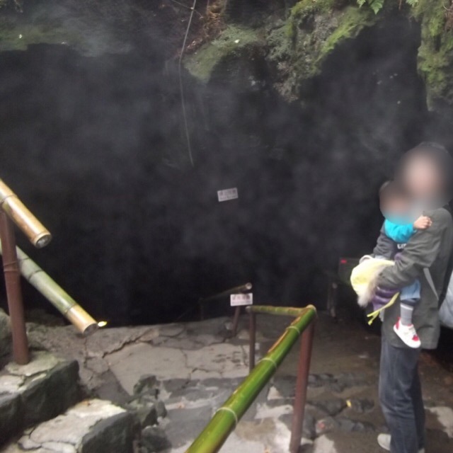 【富岳風穴（ふがくふうけつ）】　昭和初期まで、天然の冷蔵庫として利用されていた熔岩窟