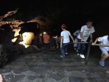 【富岳風穴（ふがくふうけつ）】　昭和初期まで、天然の冷蔵庫として利用されていた熔岩窟