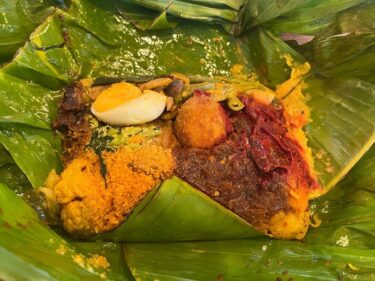 【アプサラ】　高田馬場エリアにスリランカ人シェフの店！　バナナの葉で包まれた「ランプライス」やスリランカカレーが美味♪