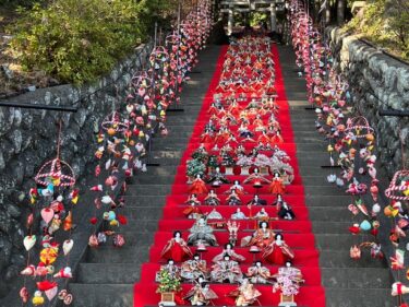 【素戔嗚（すさのお）神社】　118段、600体の日本一の雛段飾りが圧巻！！　