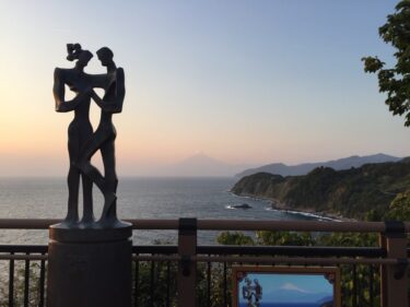 【恋人岬】　アモーレの像と愛の鐘がある、恋人たちのスポット。景色が良いので夕暮れ時がオススメ